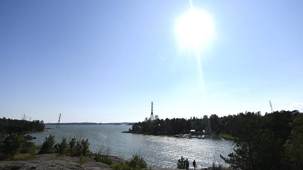 Seuraava hellepäivä saadaan ensi viikon maanantaina, ja vain osaan Suomesta. MTV Uutisten meteorologi Liisa Rintaniemi muistuttaa, että helle on Suomessa edelleen poikkeus eikä olettamus.