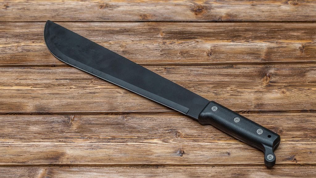 Itä-Suomen poliisin mukaan kyseessä on talon pihalla syntynyt tappelu, jossa oli mukana useampi ihminen. Poliisin mukaan tilanteessa oli otettu esille viidakkoveitsi ja kirves. Kuvituskuvan viidakkoveitsi ei liity tapaukseen.