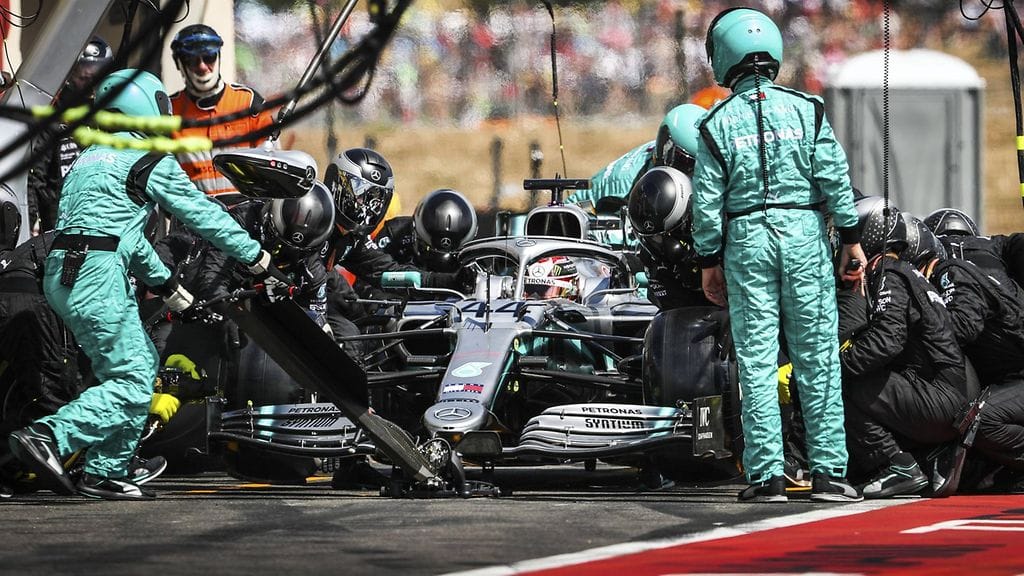 Lewis Hamilton varikkokäynnillä Mercedeksen dominoimassa Ranskan GP:ssä.