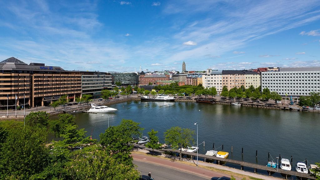 Tilastokeskuksen mukaan ulkomaisten matkailijoiden yöpymiset Suomessa ovat kasvussa. Kuva Helsingin Hakaniemestä.