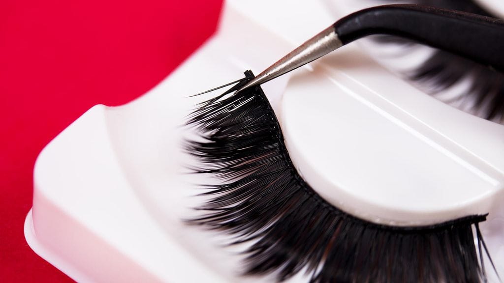 Poikaystävä pelasti tyttöystävän irtoripset. Kuvituskuva.