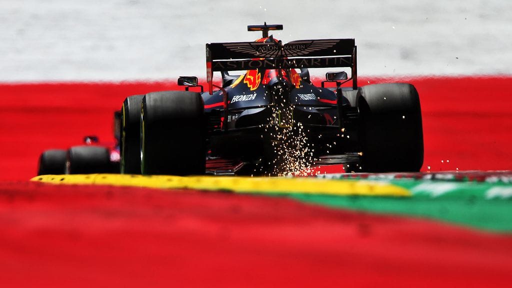 Red Bullille tuli vahinkoa kotiratansa Itävallan mutkissa.