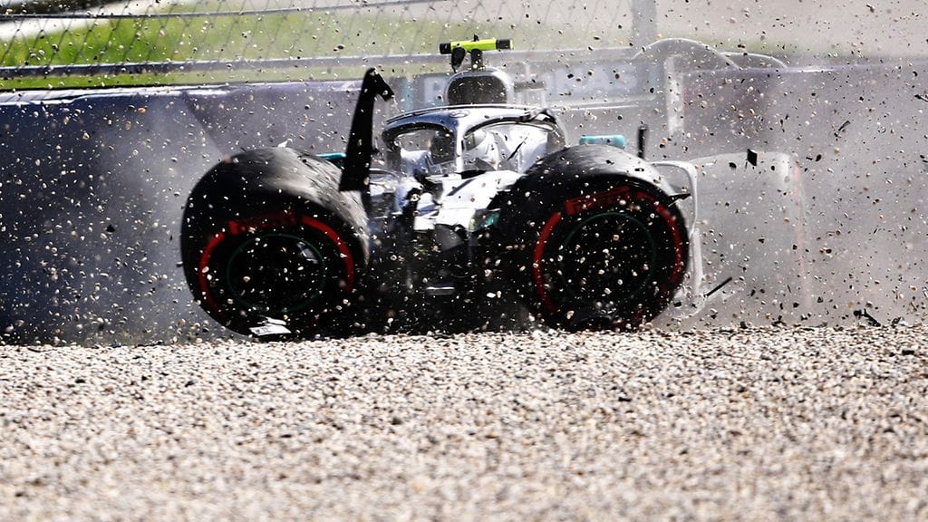 Valtteri Bottas ajoi rajusti seinään Itävallan F1-harjoituksissa.