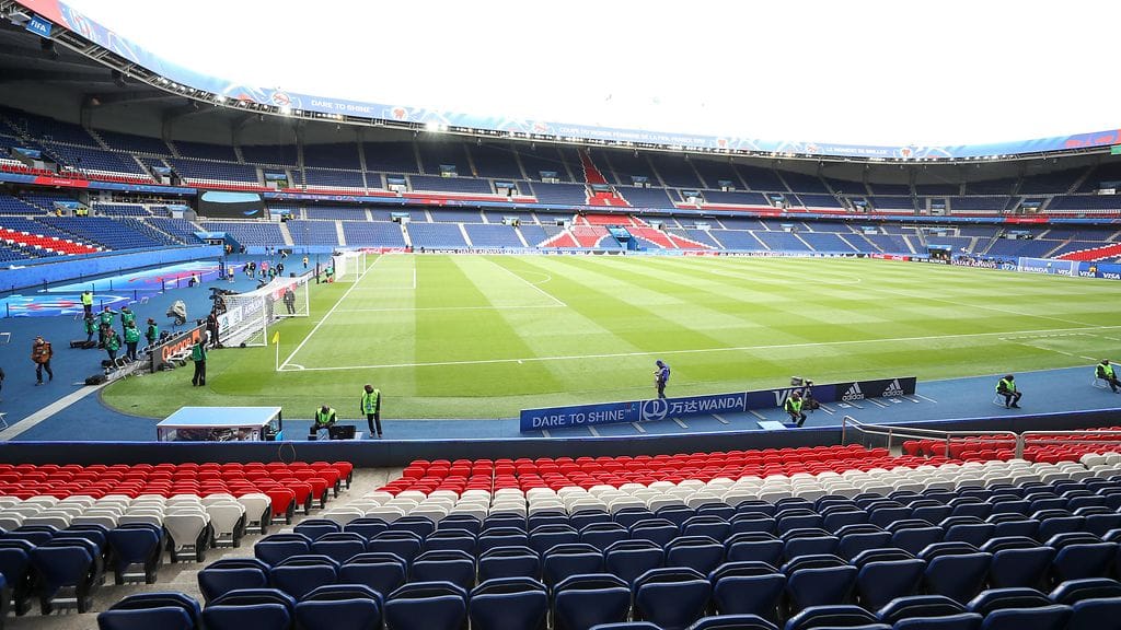 Hallitseva maailmanmestari Yhdysvallat ja emäntämaa Ranska kohtaavat Pariisin Parc des Princesillä perjantaina.