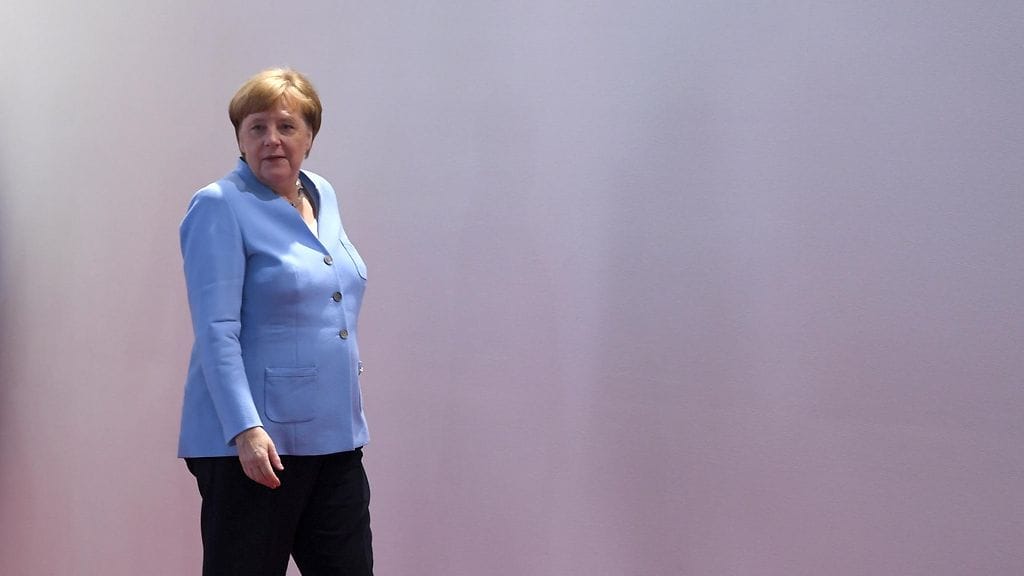 Saksan parlamentissa puhunut Merkel myös lupasi maan nostavan puolustusmenojensa määrän Natossa sovittuun kahteen prosenttiin reilun kymmenen vuoden kuluessa.