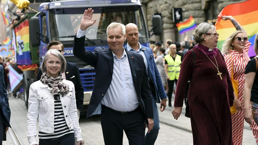 Antti Rinne (keskellä) on ensimmäinen pääministeri, joka osallistui Helsinki Pride -kulkueeseen. Rinne kulki paraatin kärjessä vaimonsa Heta Savolainen-Rinteen ja Helsingin hiippakunnan piispa emerita Irja Askolan kanssa.
