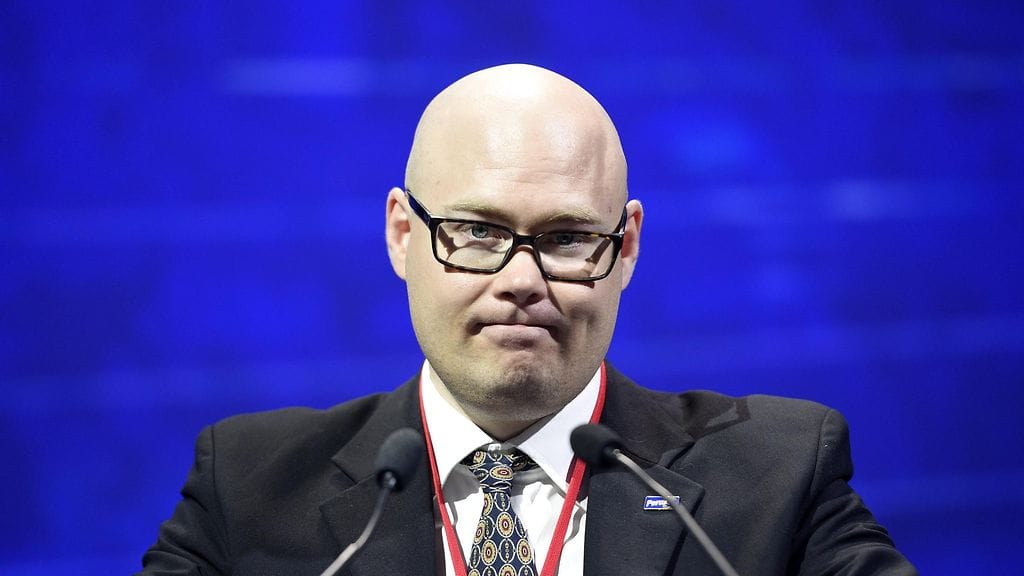 Simo Grönroos kertoo MTV Uutisille, että syy hallitusneuvotteluiden jättämiselle oli perussuomalaisten liian lepsut tavoitteet maahanmuuttopolitiikassa.