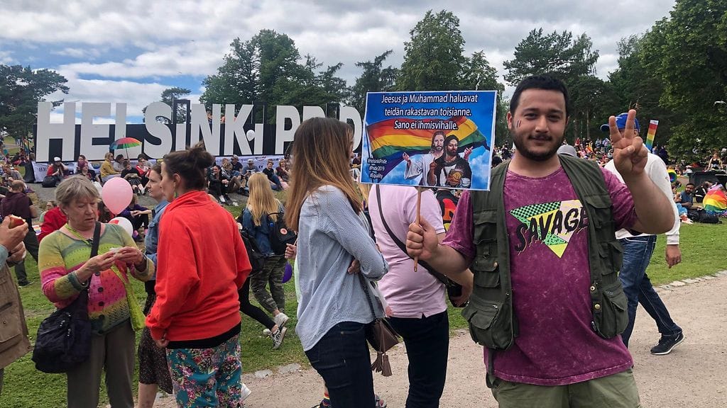 Suomen sekulaarit maahanmuuttajat Ry:n, puheenjohtajan Anter Yasan kyltti herätti monenlaisia reaktioita, mutta pääosa rektioista oli myönteisiä.