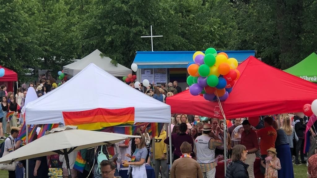 Konttikirkko Helsingin Kaivopuistossa. Paikalla vieraili myös Helsingin hiippakunnan piispa Teemu Laajasalo.