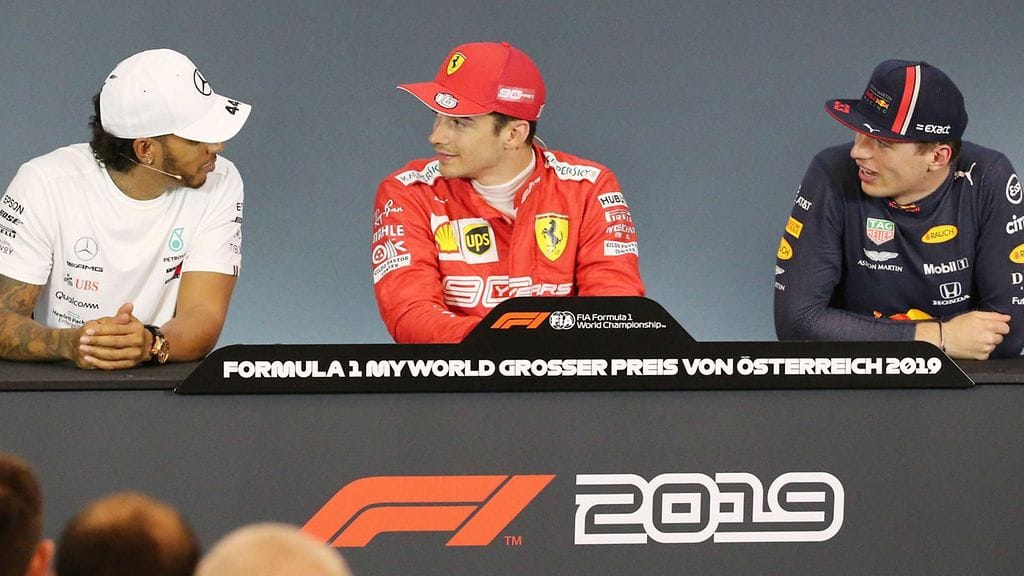 Muun muassa Lewis Hamiltonilta (vasemmalla) tivattiin Max Verstappenin mahdollisesta Mercedes-siirrosta.