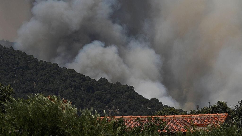 Maastopalot riivaavat Espanjaa, joka on myös hikoillut Euroopan hirmuhelteissä.