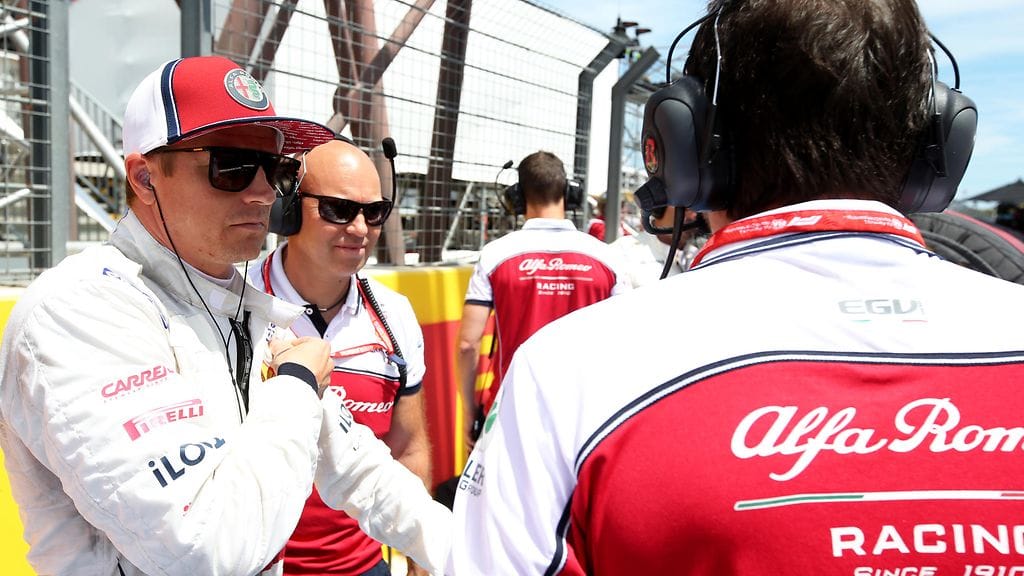 Kimi Räikkönen kävi Lewis Hamiltonille kuumana aika-ajojen tilanteesta.