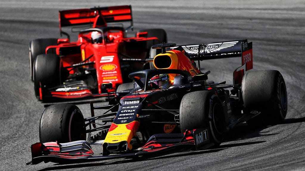 Max Verstappen ohitti Charles Leclercin loppukierroksilla.