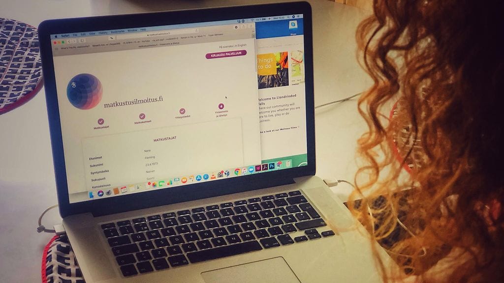 nora koneen äärellä