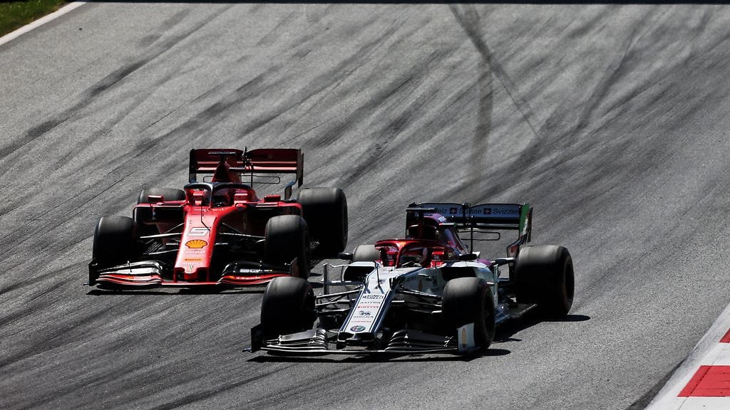 Kimi Räikkönen taisteli Itävallan GP:n ensimmäisillä kierroksilla Ferrarin Sebastian Vetteliä vastaan.