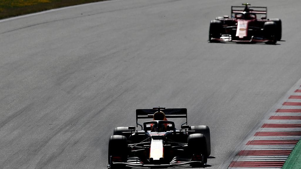 Max Verstappen ohitti Charles Leclercin kiistanalaisessa tilanteessa.