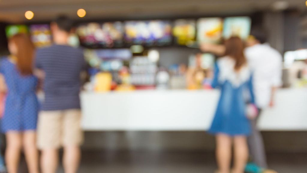 Chris kertoo hermostuneensa, kun nainen bageleita myyvässä kaupassa kommentoi hänen pituuttaan. Mies väittää, että nainen hihitti, "muikisteli" suutaan ja nauroi hänen pituudelleen.