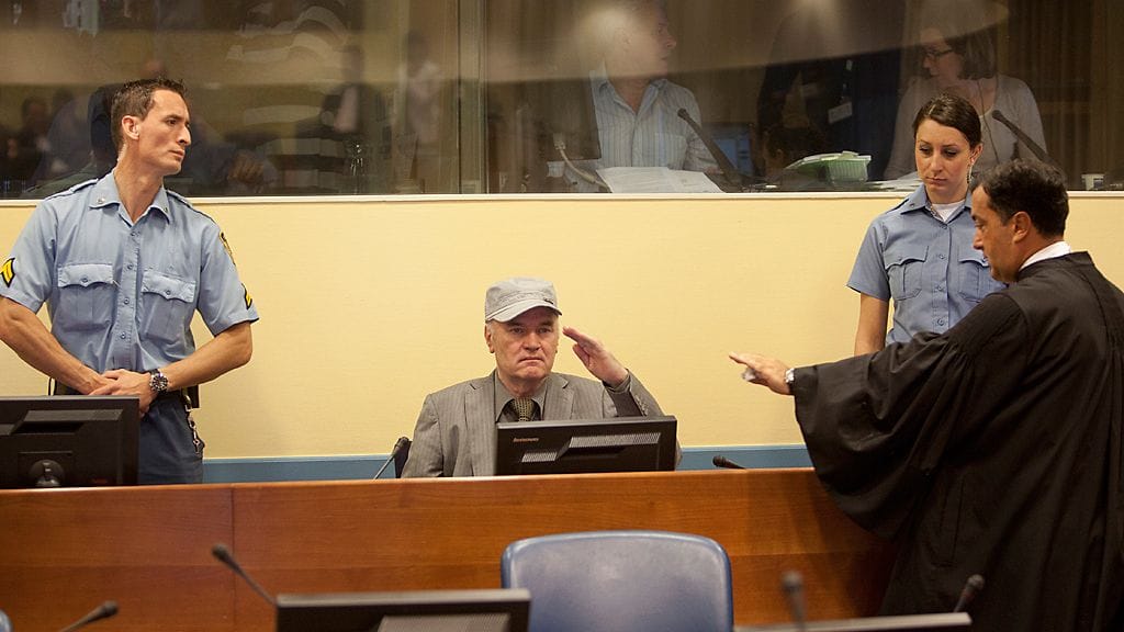Ratko Mladic teki sotilastervehdyksen istuutuessaan syytetyn penkille Haagissa.