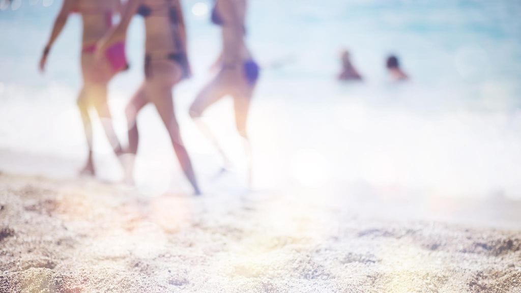 Aiemmin täysin terve nainen kompastui rannalla ja oletti saaneensa jalkaansa vain pienen haavan, mutta haaveri koitui lopulta hänen kohtalokseen. Kuvituskuva.