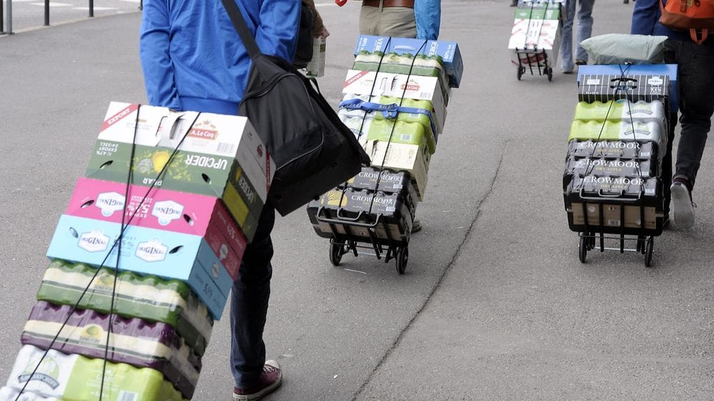 THL:n asiantuntija Thomas Karlsson arvelee Virossa ja Latviassa tehtyjen alkoholiveron alennusten vaikuttaneen panimuotuotteiden tuonnin kasvuun.