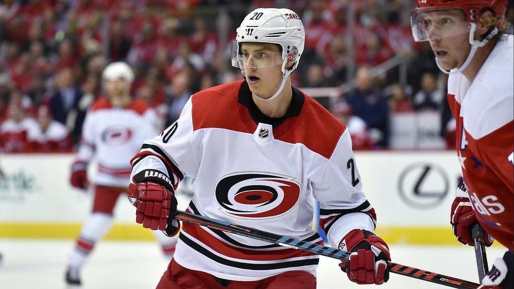 Sebastian Aho nakutti viime kaudella Carolina Hurricanesin paidassa 82 NHL:n runkosarjaotteluun tehot 30+53=83.