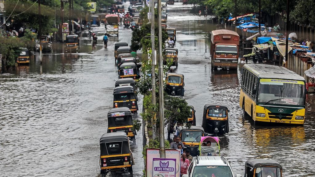 Kadut tulvivat rankkasateiden takia Intian Mumbaissa.