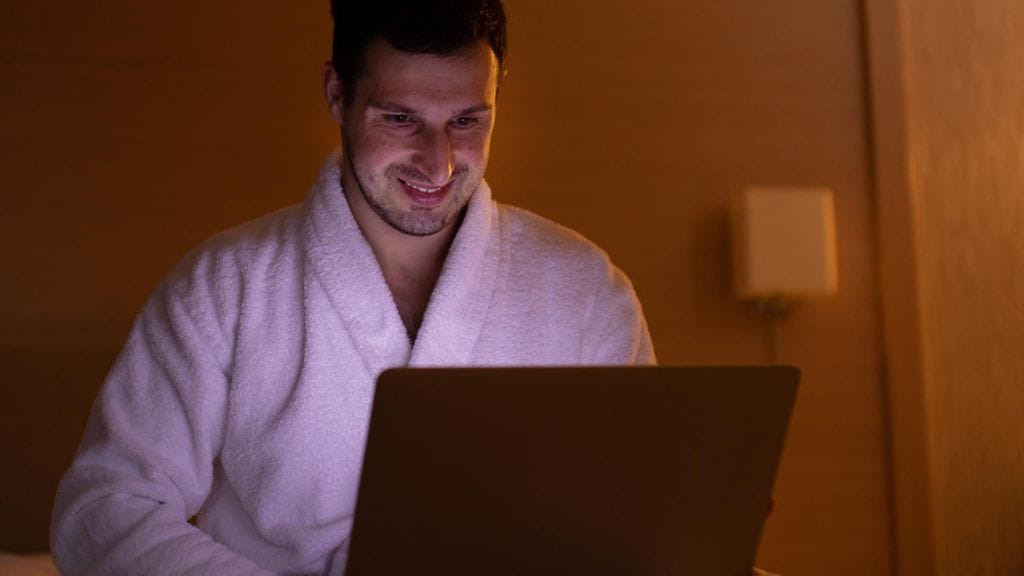 Mies paljasti muillekin, millä tavoin purkaa ärsyyntymistään, jos tyttöystävän kanssa tulee riitaa. Kuvituskuva.