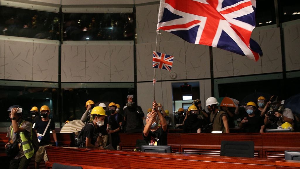 Mielenosoittajat heiluttivat Britannian lippua lainsäädäntöneuvoston istuntosalissa.