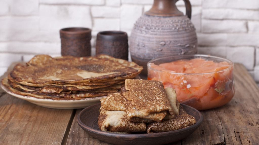 Sultsinoissa ruistaikinasta kaulitaan lättyjä. Kuvituskuva.