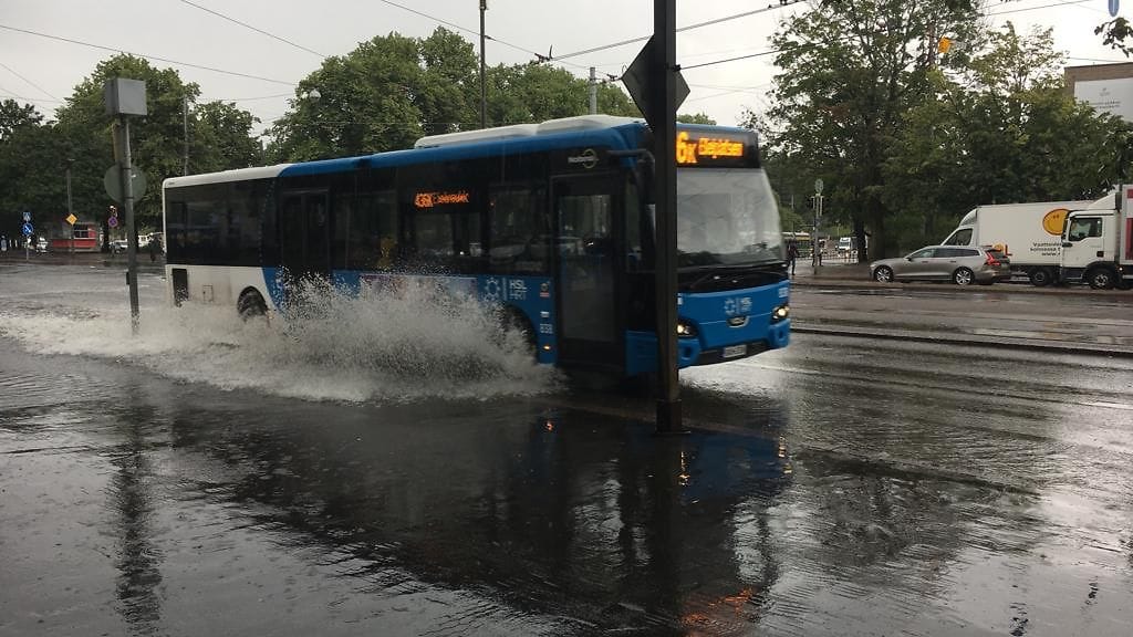 Rankkasade sai Mannerheimintien tulvimaan Helsingissä.