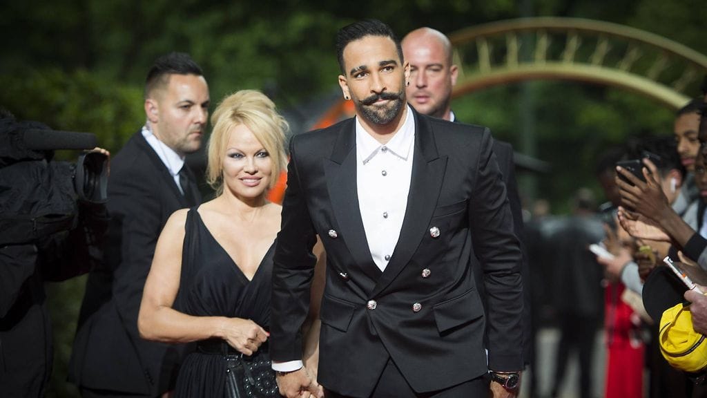 Pamela Anderson syytti Adil Ramita väkivallasta ja uskottomuudesta.