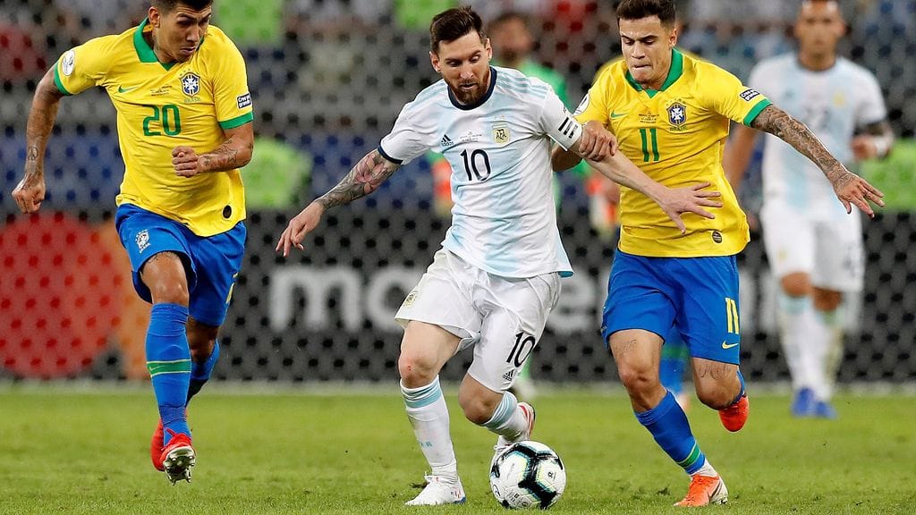 Lionel Messi (keskellä) ja Argentiina kokivat Etelä-Amerikan mestaruusturnauksessa Copa Americassa pettymyksen, kun välieräottelussa Brasilia oli parempi lukemin 2-0.