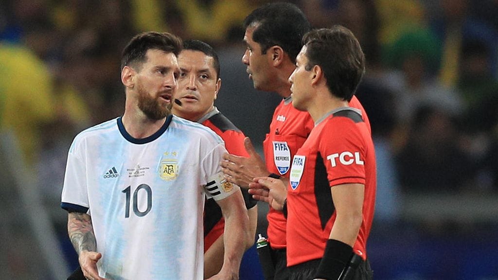 Lionel Messi yritti turhaan vaikuttaa ottelun tuomaristoon Brasiliaa vastaan pelatussa välierässä.