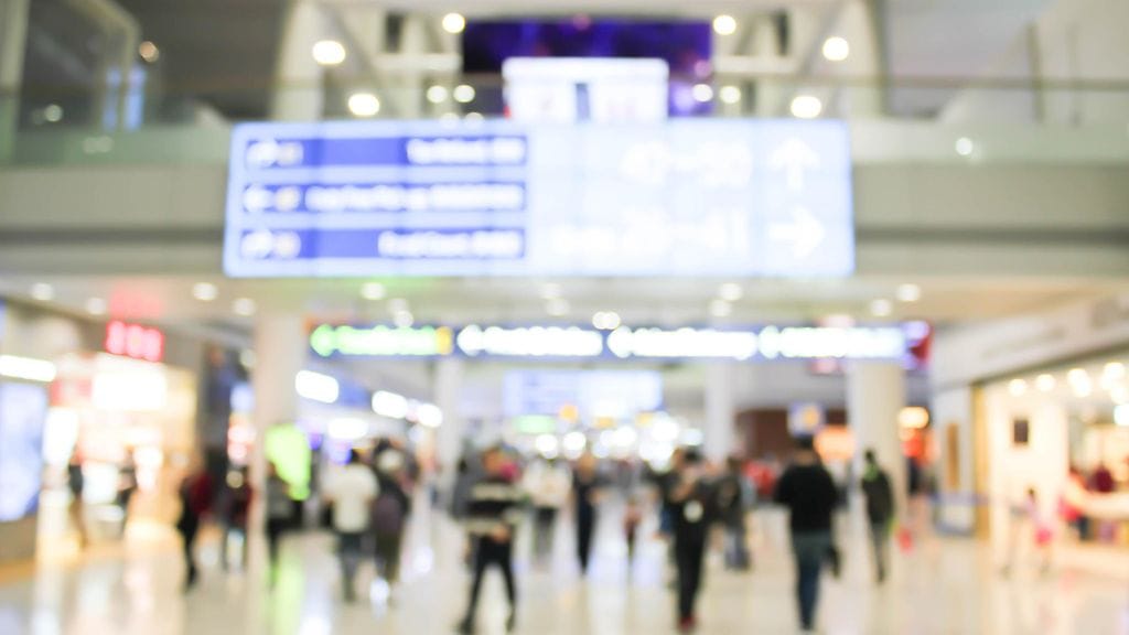 Lento oli myöhässä ja matkustajat myöhästyivät jatkoyhteydestä. Kuvituskuva.