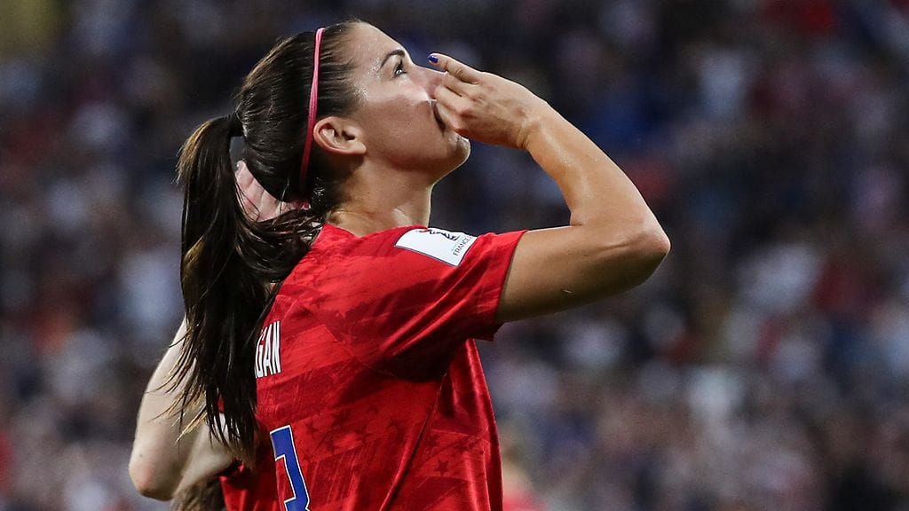 Yhdysvaltojen naismaajoukkueen tähtipelaaja Alex Morgan aiheutti kohua kyseenalaisella tuuletuksellaan välieräottelussa Englantia vastaan.