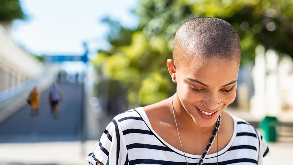 Sometähti Lori Faith joutui kovan paikan eteen, kun hän kaljuuntui vahingossa suorassa lähetyksessä. Kuvituskuva.