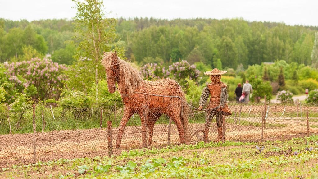 Kuvassa oljista tehty taideteos liettualaisella maatilalla.