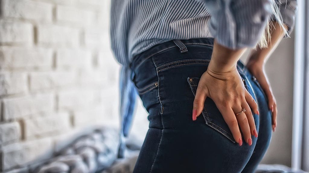 Tiukkojen farkkujen alla on bakteereille otolliset olosuhteet. Kuvituskuva.