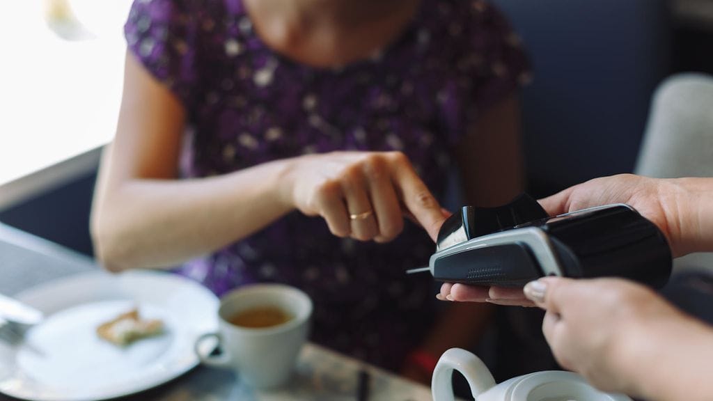 Nainen jätti huiman tipin poikaystävänsä luottokortilla. Kuvituskuva.