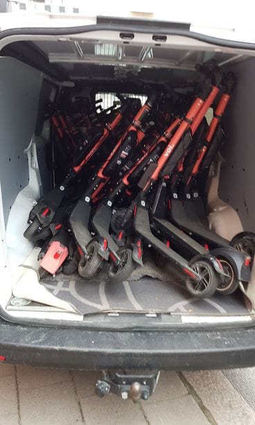 sähköpotkulautoja pakussa