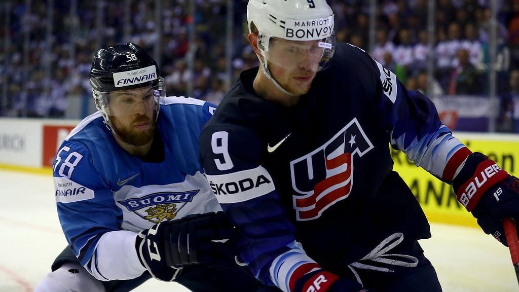 Jani Hakanpää taistelemassa MM-kisoissa Yhdysvaltain Jack Eichelia vastaan.