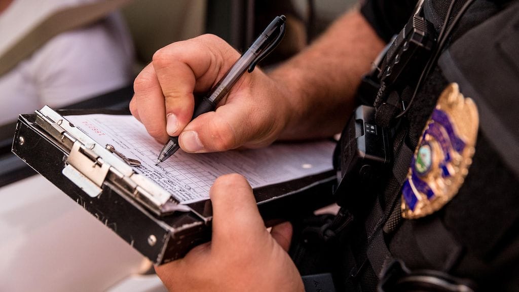 Uudesta laista kertova poliisi aiheutti naisissa lämpimiä tunteita. Kuvituskuva.