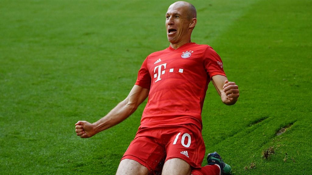 Arjen Robben poistuu pelikentiltä.