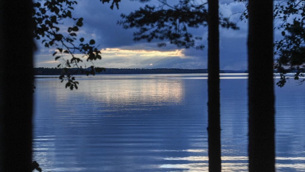 Kuvituskuva Pieliseltä, jossa kaksi ihmistä pelastettiin vedestä puolenyön aikoihin.