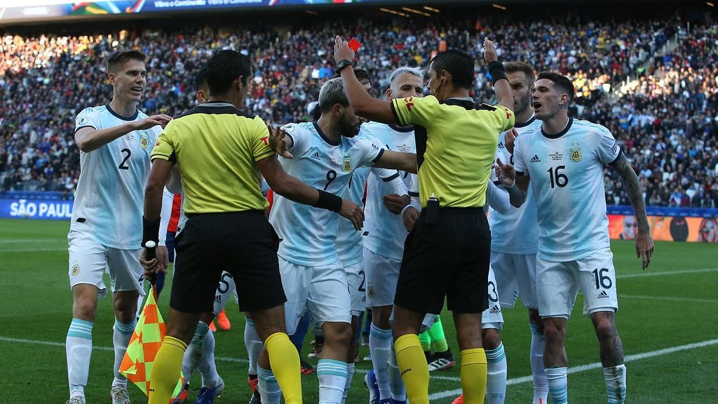 Argentiinan pelaajat protestoivat voimakkaasti Lionel Messiä.