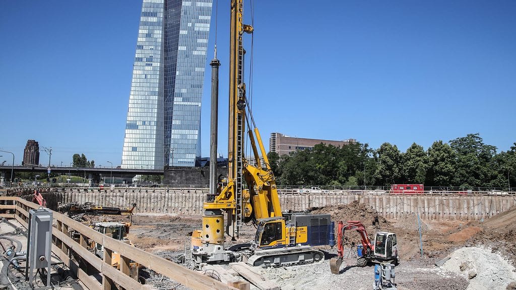 Toisen maailmansodan aikainen pommi löydettiin rakennustyömaalta Frankfurtin keskustassa. Pommi sijaitsee kuvassa oikealla, pienen kaivinkoneen vieressä, sinisellä kepillä merkittynä.