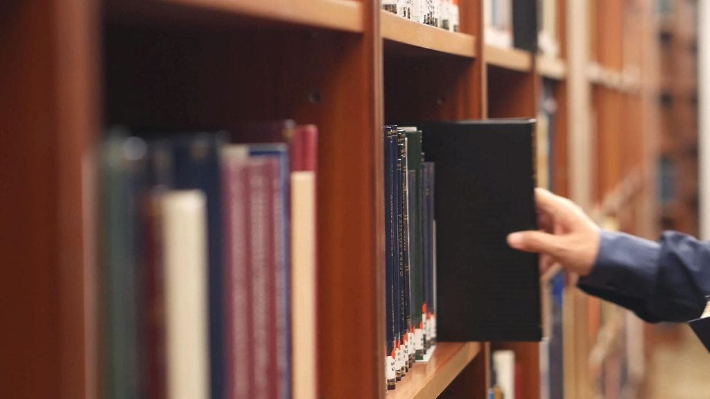 Waikiki-Kapahulun kirjasto Havaijilla sai viimein takaisin teoksen, joka oli ollut "matkoilla" melkein 50 vuotta, kertoo Star Advertiser.