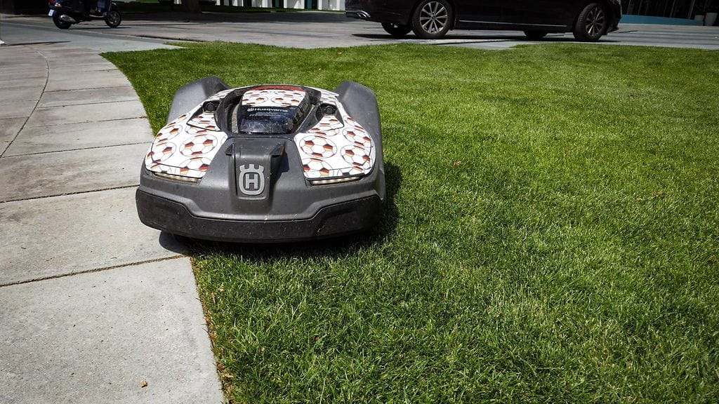 Ikaalisissa katosi viikonloppuna robottiruohonleikkuri. Kuvituskuva.