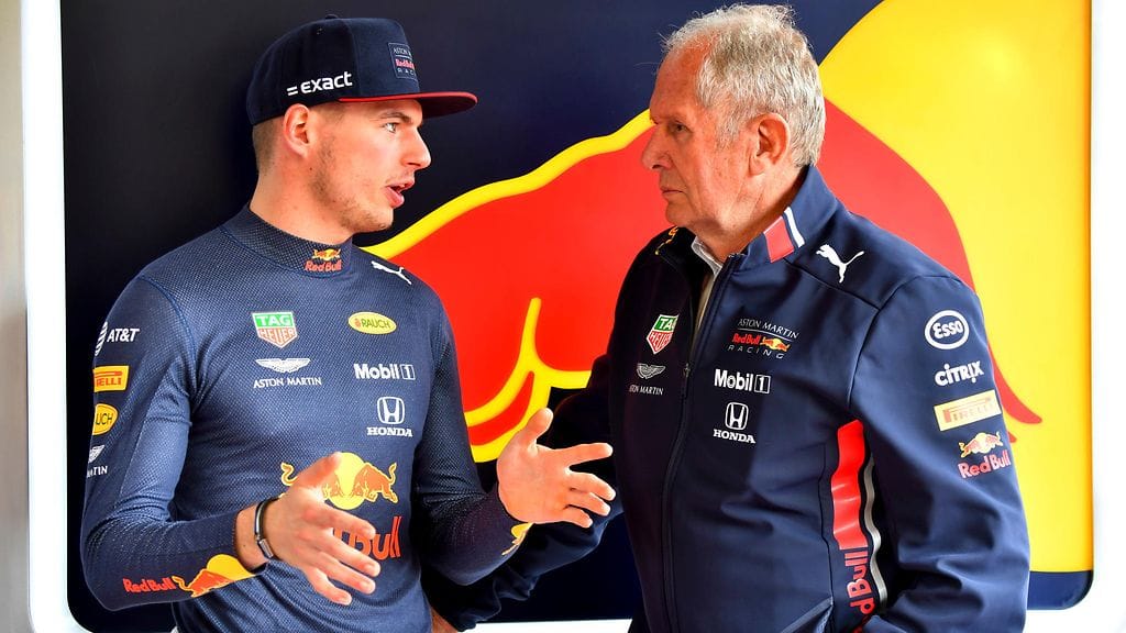 Max Verstappen (vasemmalla) ajoi Itävallan GP:n voittoon. Helmut Marko (oikealla) paljasti hurjan taustan kisan kohutapaukseen liittyen.