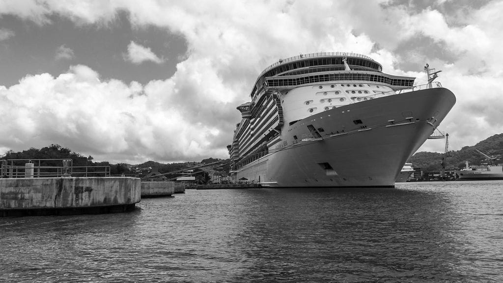 Freedom of the Seas -loistoristeilijä kuvattuna maaliskuussa 2019 satamassa Saint Lucian saarella Karibianmerellä.